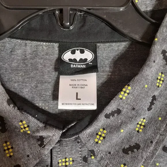 Batman Shirt Men Large Gray Button Up Short Sleeve Batwing DC Comics NEW - Picture 4 of 7